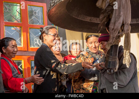 Bodhnath, Nepal.  Läuten riesigen tibetischen Neujahr zu feiern. Stockfoto