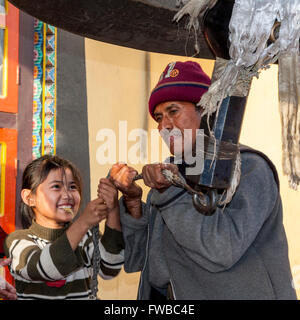 Bodhnath, Nepal.  Läuten riesigen tibetischen Neujahr zu feiern. Stockfoto