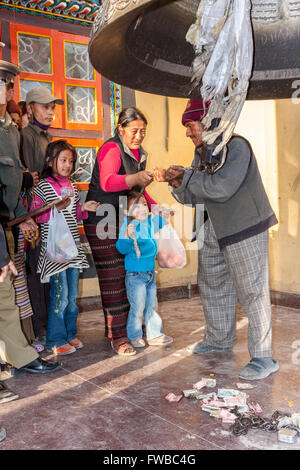 Bodhnath, Nepal.  Läuten riesigen tibetischen Neujahr zu feiern.  Spenden von Geld auf dem Boden. Stockfoto