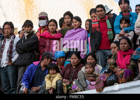 Bodhnath, Nepal.  Nepalesen drängen beobachten Tänzer an einer Hochzeitsfeier. Stockfoto