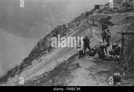 Krankenhauspersonal eine Pause in einem italienischen Armee hinteren Bereich Lager während des ersten Weltkrieges, thront auf der Seite eines Berges mit Blick auf einen Fluss, ca. 1916. Stockfoto