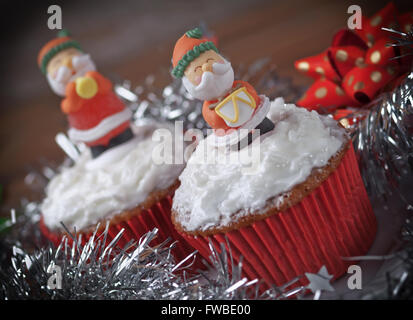 Weihnachten-Cupcakes mit traditionellen Dekorationen Stockfoto