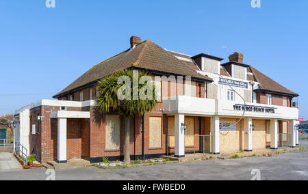 Geschlossene Hotel. Das Kings Beach Hotel nach Stilllegung Pagham, Bognor Regis, West Sussex, England, UK. Stockfoto