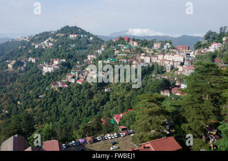 Häuser am Hang, Shimla, Himachal Pradesh, Indien. Stockfoto