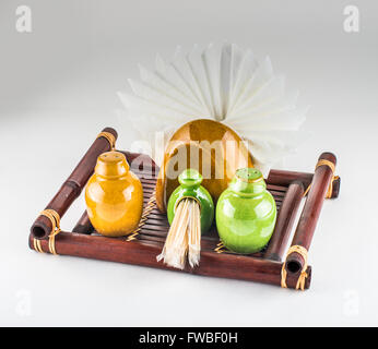 Gewürze-Flaschen und Serviettenhalter Stockfoto