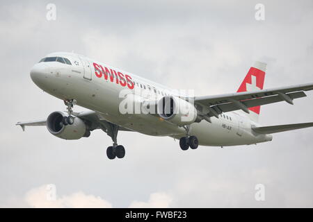 Swiss International Airlines Airbus A320-214 HB-JLR Landung in Heathrow Stockfoto