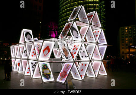 Eine Kartenhaus-Installation, Potsdamer Platz, Berlin. Stockfoto