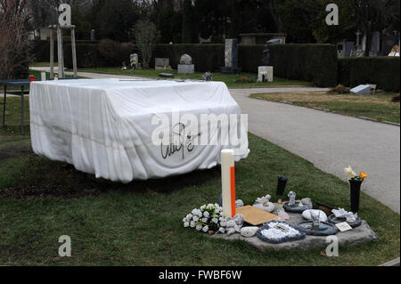 Letzte Ruhestätte für österreichische Sänger Udo Jürgens am Wiener Zentralfriedhof Friedhof. Das weiße Klavier gemacht aus Marmor und Bronze rose an der Spitze von Jürgens Bruder Manfred Bockelmann entworfen und vom Bildhauer Hans Muhr gemeißelt wurden.  Mitwirkende: Udo Jürgens Stockfoto