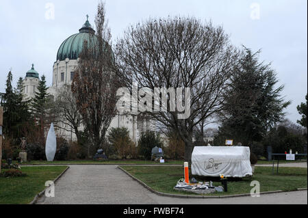 Letzte Ruhestätte für österreichische Sänger Udo Jürgens am Wiener Zentralfriedhof Friedhof. Das weiße Klavier gemacht aus Marmor und Bronze rose an der Spitze von Jürgens Bruder Manfred Bockelmann entworfen und vom Bildhauer Hans Muhr gemeißelt wurden.  Mitwirkende: Udo Jürgens Stockfoto