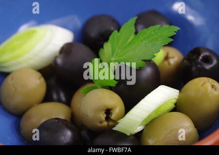 grüne und schwarze Oliven in Topf Stockfoto