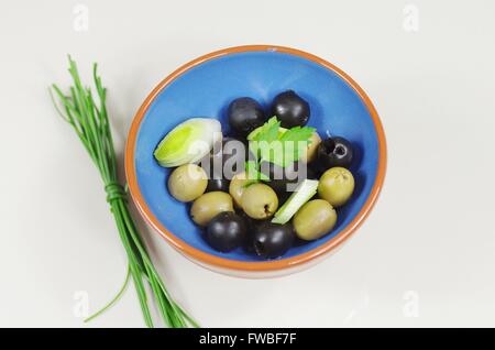grüne und schwarze Oliven in Topf Stockfoto