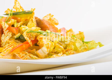 Gemüsesalat mit Fisch Stockfoto