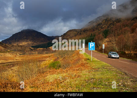 Auto unterwegs in Highland Landschaft in der Nähe von Glenfinnan, Lochabar, Schottisches Hochland, Schottland, Vereinigtes Königreich Stockfoto