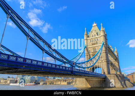 London Tower Bridge und der Themse, das Nordufer am Tag im Vereinigten Königreich Stockfoto