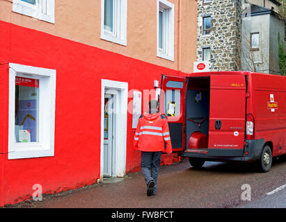 Postbote, Königliche Post van und Postamt, Tobermory, Isle of Mull, Inneren Hebriden, Argyll & Bute, Scotland UK Stockfoto