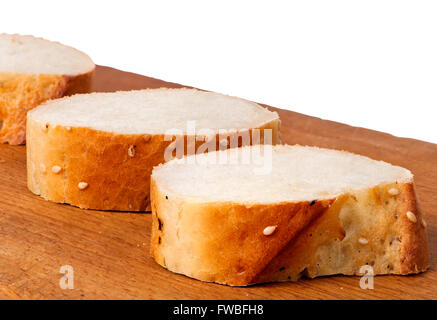 Foto von leckeres frisches Brot in Scheiben geschnitten auf einem Holzbrett Stockfoto