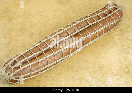 zwei Fleisch-Wurstwaren auf Terrakotta-Hintergrund Stockfoto