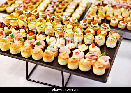 Catering Essen mit kleinen Vorspeisen auf Platten bereit für Eat erschossen Stockfoto