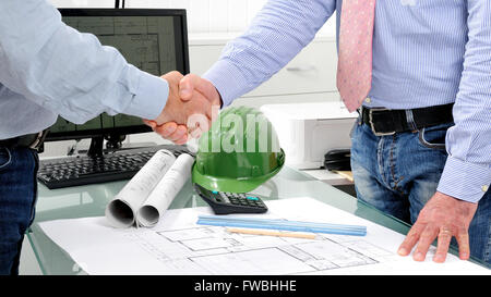 Architekten bei der Arbeit im Büro auf einem Wohnungsbau-Projekt. Stockfoto