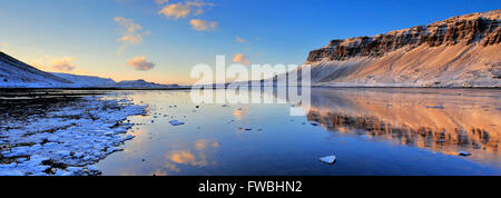 Sonnenaufgang über dem gefrorenen Hvalfjördur Fjord, Hauptstadtregion, Westküste, Island, Hvalfjördur (Wal-Fjord) Stockfoto