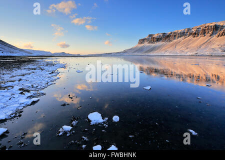 Sonnenaufgang über dem gefrorenen Hvalfjördur Fjord, Hauptstadtregion, Westküste, Island, Hvalfjördur (Wal-Fjord) Stockfoto