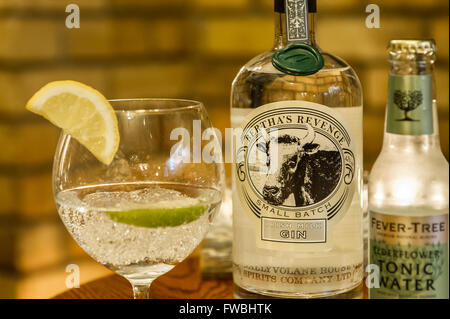 Bertha's Rache Gin, Fieber Tree Tonic und ein Glas Gin mit Eis, Limette und Zitrone. Stockfoto