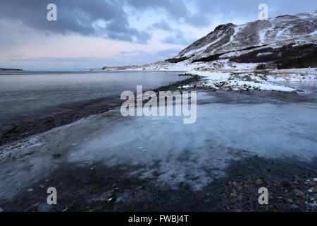 Sonnenaufgang über den gefrorenen Kollafjordur Meer Fjord, Hauptstadtregion, Westküste, Island Stockfoto