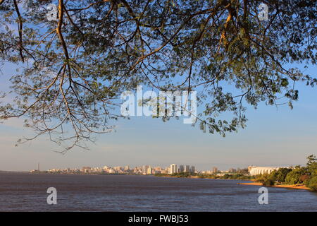 Skyline von Porto Alegre, Brasilien Blick von Iberê Camargo Museum Stockfoto