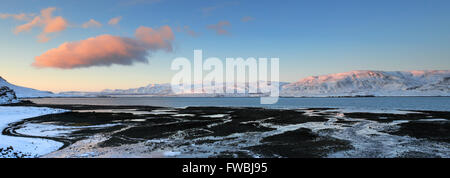 Sonnenaufgang über dem gefrorenen Hvalfjördur Fjord, Hauptstadtregion, Westküste, Island, Hvalfjördur (Wal-Fjord) Stockfoto