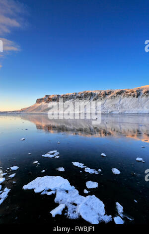 Sonnenaufgang über dem gefrorenen Hvalfjördur Fjord, Hauptstadtregion, Westküste, Island, Hvalfjördur (Wal-Fjord) Stockfoto