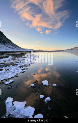 Sonnenaufgang über dem gefrorenen Hvalfjördur Fjord, Hauptstadtregion, Westküste, Island, Hvalfjördur (Wal-Fjord) Stockfoto