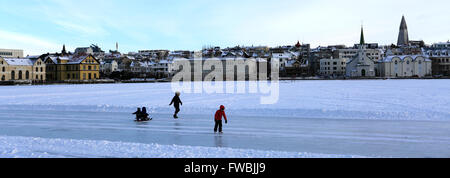 Winterschnee, dem gefrorenen Tjörnin See Stadt Reykjavik, Island Stockfoto