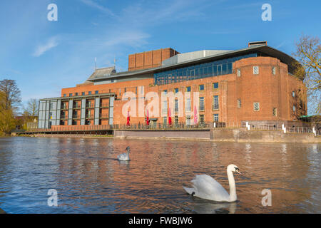 Royal Shakespeare Theatre Stratford, Blick auf das Royal Shakespeare Theatre, das am Fluss Avon im Zentrum von Stratford Upon Avon, Großbritannien, liegt Stockfoto