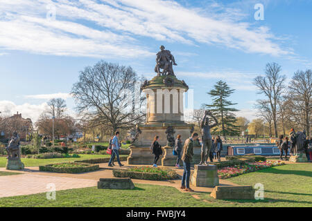 Gower Memorial, Blick auf das Shakespeare Gower Memorial in der Nähe der Bancroft Gardens im Zentrum von Stratford upon Avon, England. Stockfoto