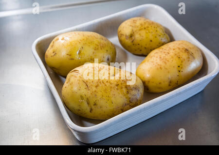 Große zubereitet Kartoffeln im Ofen gebackene Kartoffeln werden zu sein Model Release: Nein Property Release: Nein. Stockfoto