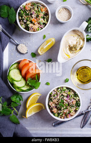 Auswuchs Quinoa Salat mit frischem Gemüse Stockfoto