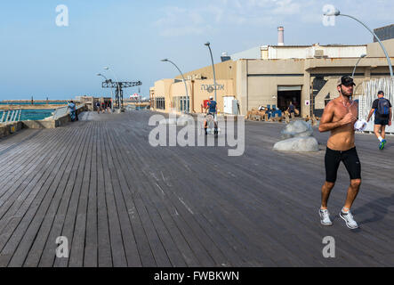 Uferpromenade im Hafen von Tel Aviv Bezirk in der Stadt Tel Aviv, Israel Stockfoto