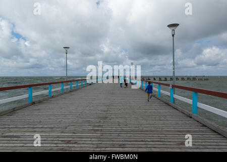 PALANGA, Litauen - AUGUST 08,2015: Marine-Pier mit einem flanierende Touristen in die Stadt Palanga. Stockfoto