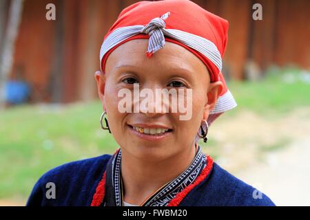 Porträt des Lächelns Red Dao Frau, Sapa Umgebung, Vietnam, Asien Stockfoto