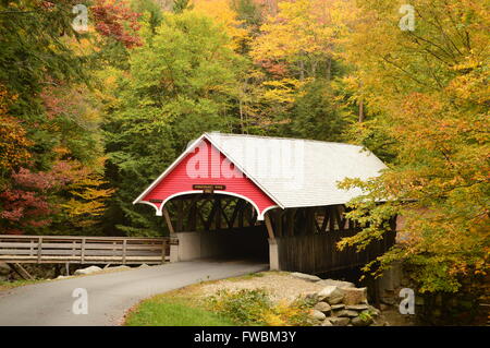 Ein Herbst-Szene in den Pemigewasset River Bridge in den White Mountains von New Hampshire abgedeckt Stockfoto