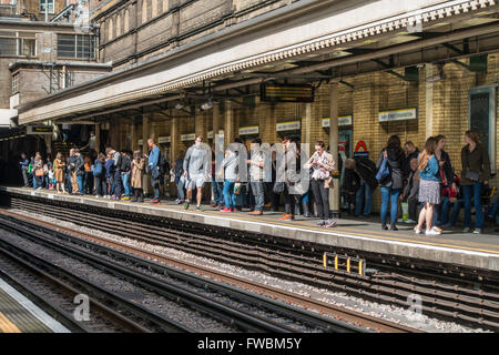 Passagiere warten auf Tube trainieren High Street Kensington London Stockfoto