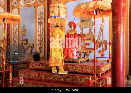 Junge Frau posiert für Fotos im königlichen Kostüm, Hue, Vietnam, Asien Stockfoto