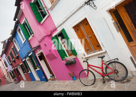 altes Fahrrad geparkt lange eine Außenwand in Insel Burano, Venedig Stockfoto