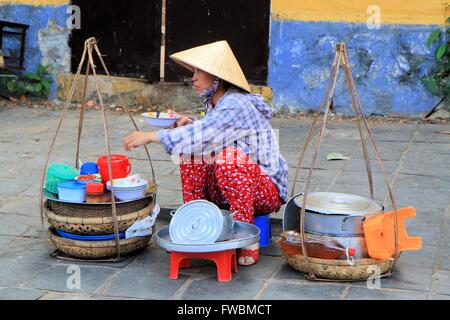 Vietnamesische Dame verkaufen Suppe auf der Straße, Hoi an, Vietnam, Asien Stockfoto