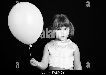 Porträt von Ernst kaukasischen blondes Mädchen mit weißen Ballon Stockfoto