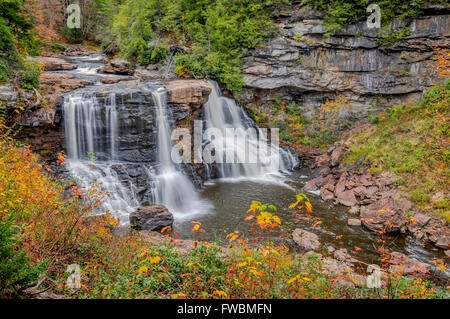 Die kultigen Blackwater fällt als Schuss von der wichtigste Aussichtspunkt im Herbst West Virginia, USA. Stockfoto