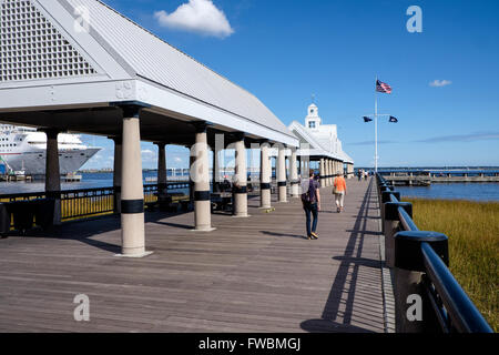 Pier ragt in den Hafen von Charleston, South Carolina, USA Stockfoto