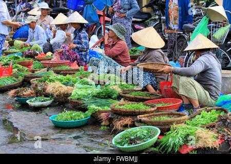 Vietnamesische Damen verkaufen frisches Gemüse auf Bürgersteig am Markt, Hoi an, Vietnam, Asien Stockfoto