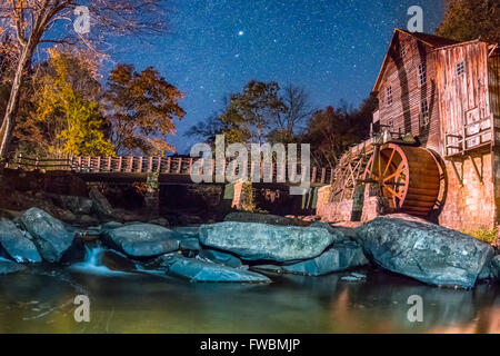 Ein Sternenhimmel an der Grist Mill im Babcock State Park am Mondfest am frühen Morgen. Stockfoto