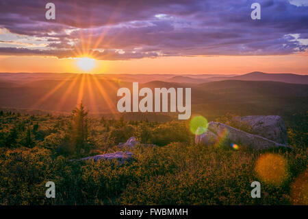 Die Wolken erscheinen wie ein Vorhang schließen über den Himmel mit der Sonne Baden, die Berge und Täler mit ihren warmen Strahlen. Stockfoto